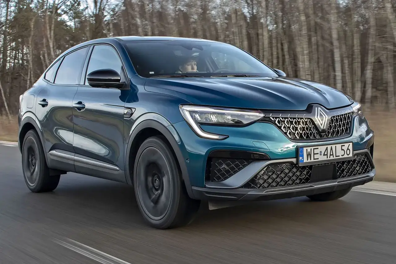 Elegancki, ciemnozielony Renault Arkana na drodze. Sprawdź aktualną renault arkana cena i przekonaj się, że to auto dla Ciebie.