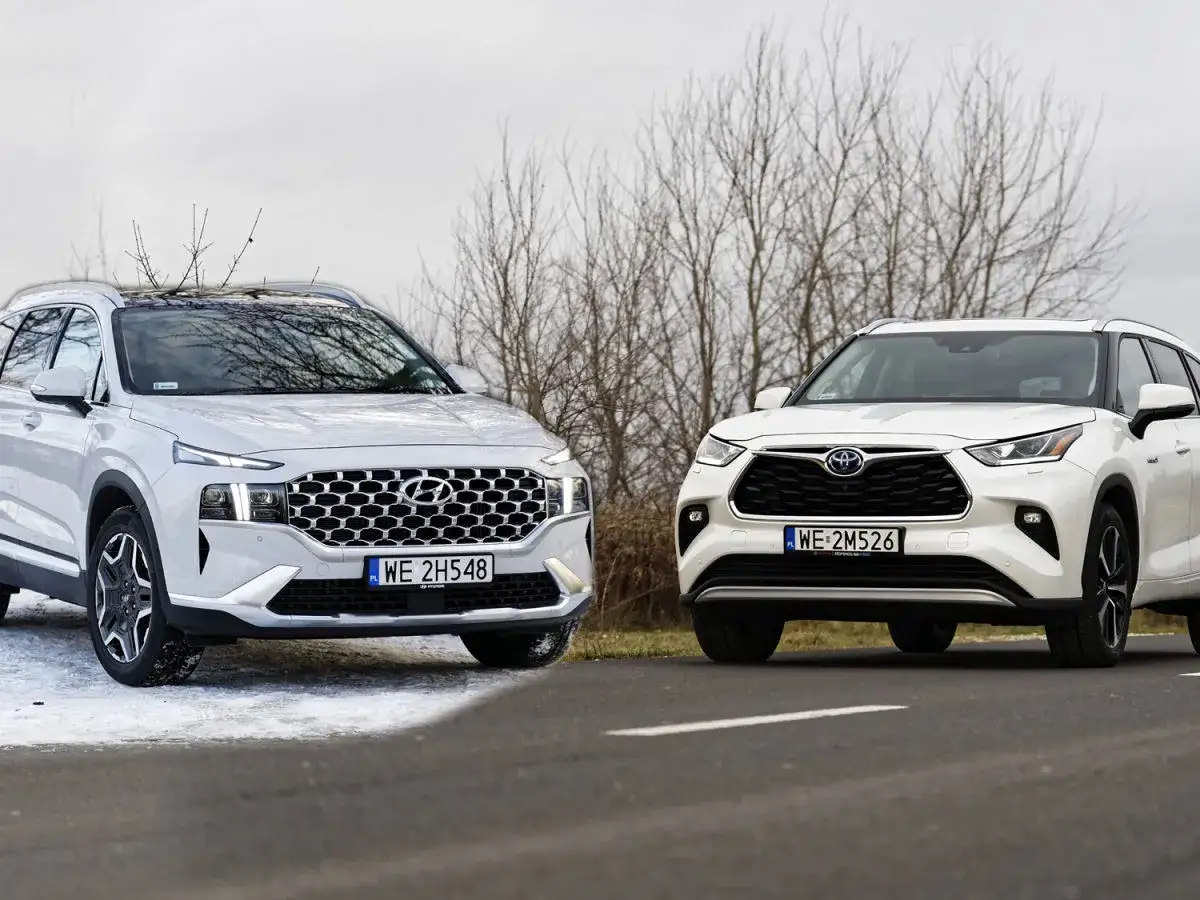 Białe SUV-y na drodze, jeden z nich to nowy Toyota Highlander 2025.