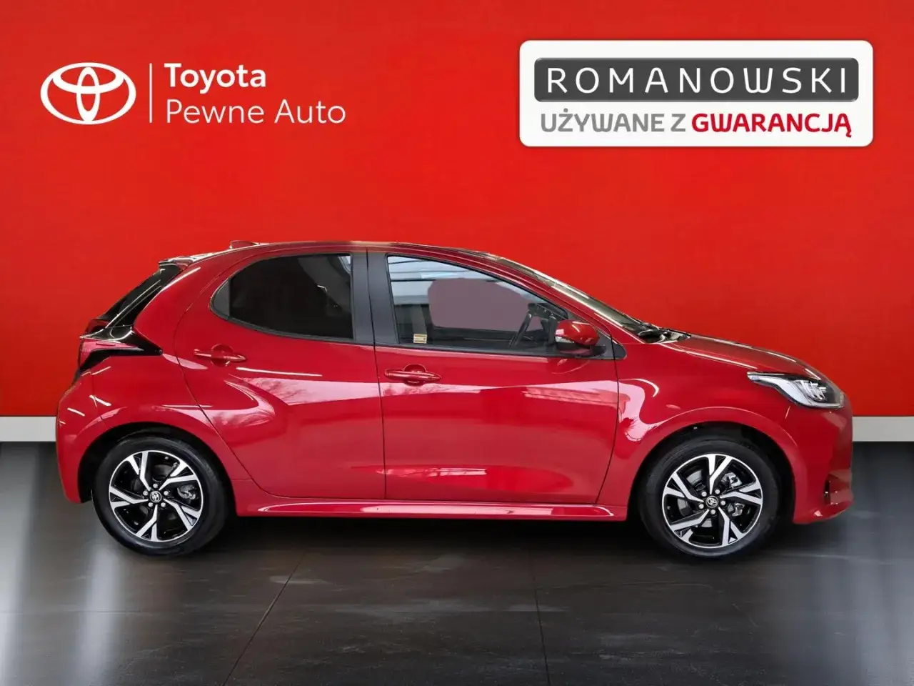 Czerwony Toyota Yaris z gwarancją. Sprawdź atrakcyjną toyota yaris cena w salonie Romanowski.