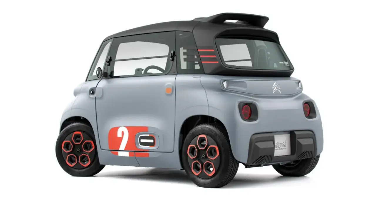 Szary Citroen Ami z czerwonymi akcentami i numerem 2. Sprawdź atrakcyjną citroen ami cena!