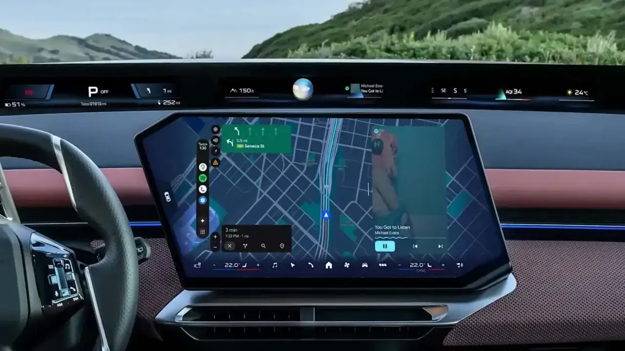 Nowoczesny kokpit z mapą nawigacji i muzyką. Aktualizacja Android Auto zapewnia płynną podróż.