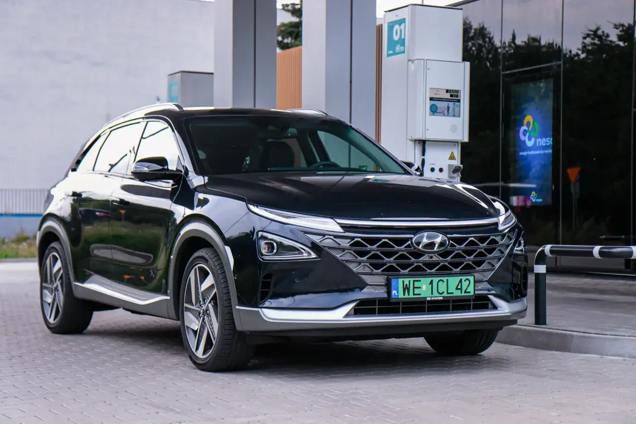Czarny Hyundai Nexo na stacji tankowania wodoru. Nowoczesny SUV z charakterystycznym grillem i światłami LED.