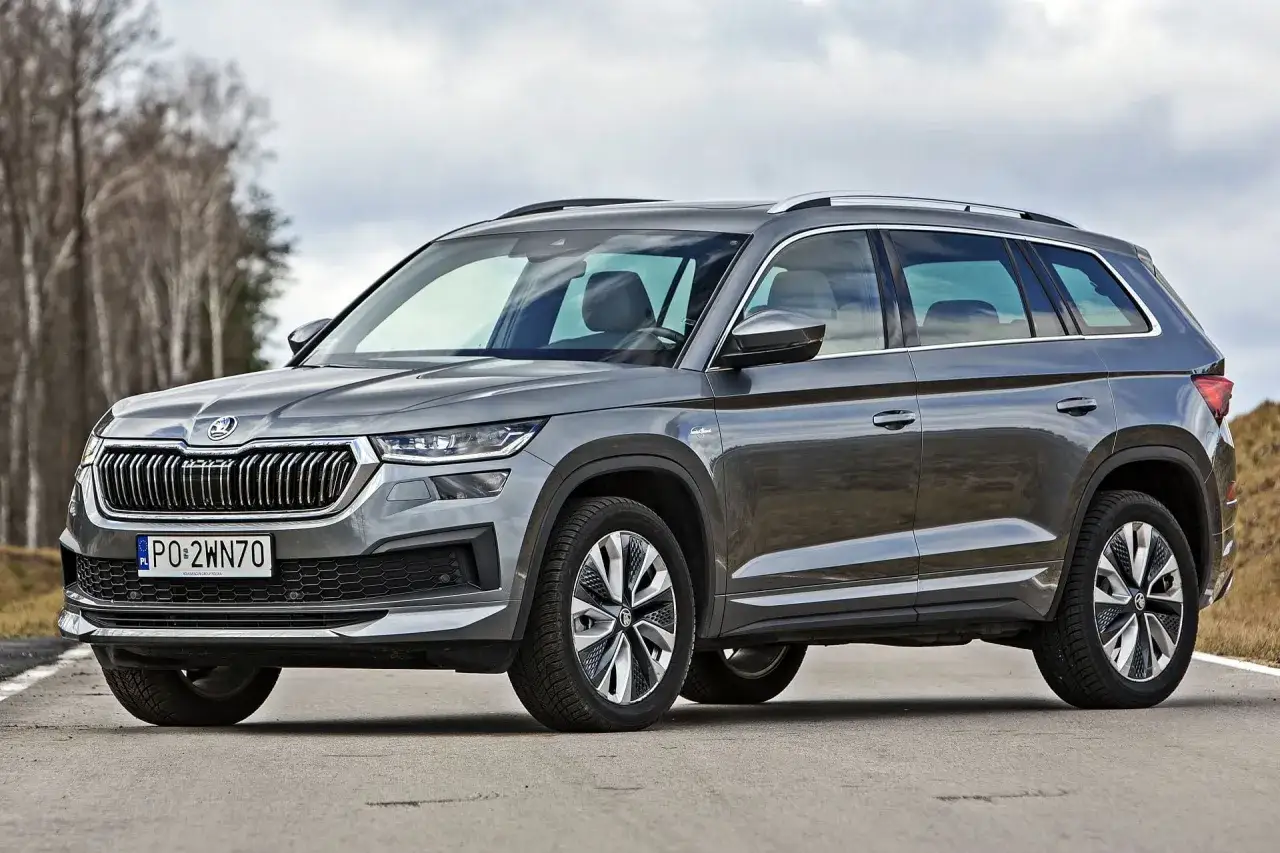 Szary Skoda Kodiaq na drodze. Sprawdź skoda kodiaq wymiary, by poznać jego przestronność.