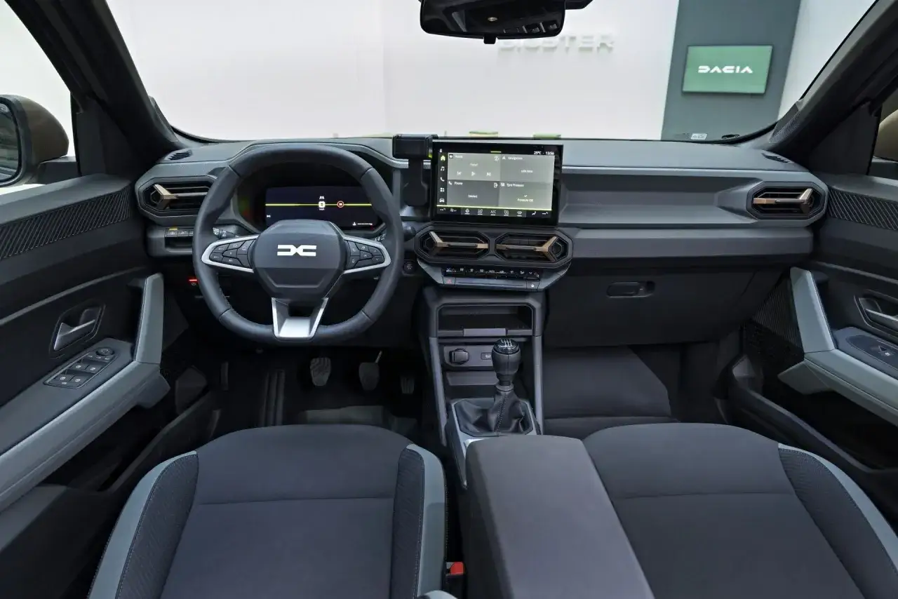 Wnętrze Dacia Bigster. Nowoczesny kokpit z ekranem multimediów i cyfrowymi zegarami. Czekamy na dacia bigster cena!