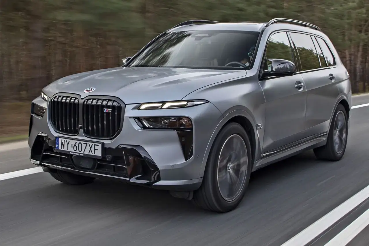 Szary BMW X7 M Sport w ruchu drogowym. Sprawdź aktualną bmw x7 cena.