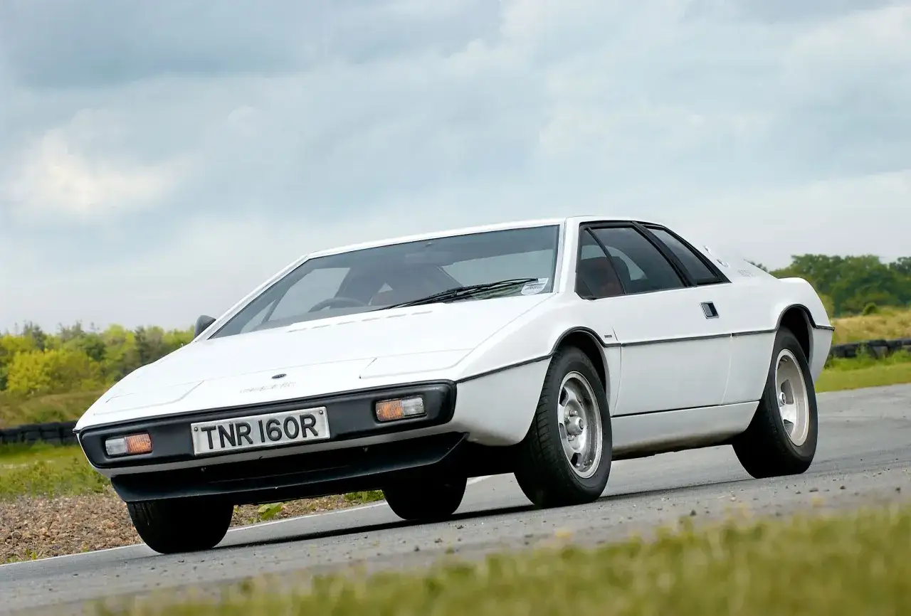 Biały Lotus Esprit na torze wyścigowym, z tablicą rejestracyjną TNR 160R. Klasyk z lat 70.