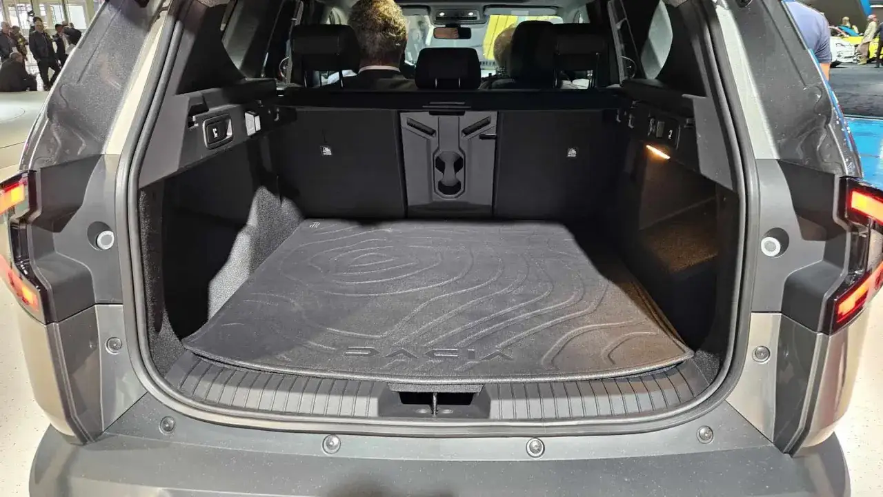 Bagażnik Dacia Bigster 2025 z matą i logo marki. Gotowy na podróż!