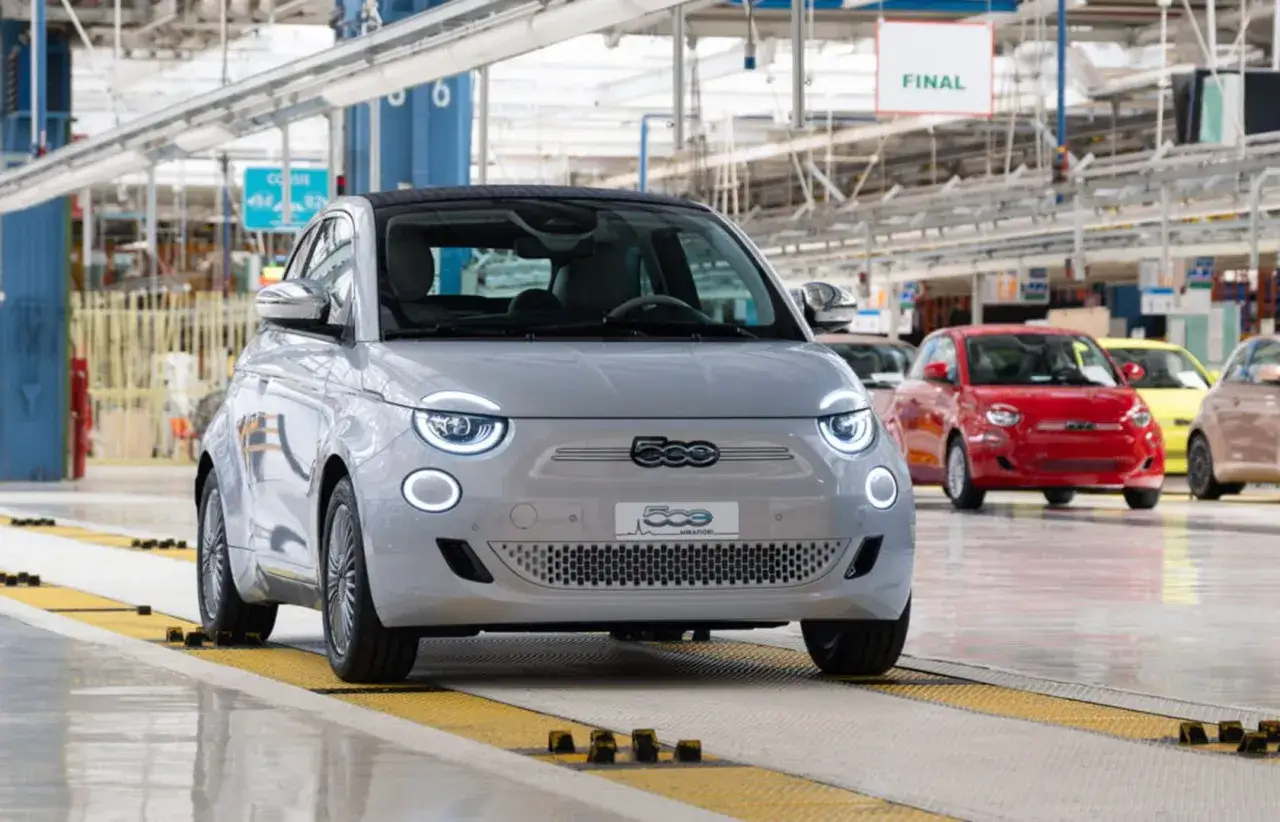 Nowy Fiat 500 na linii produkcyjnej. Sprawdź aktualną fiat 500 cena i zamów swój wymarzony samochód.