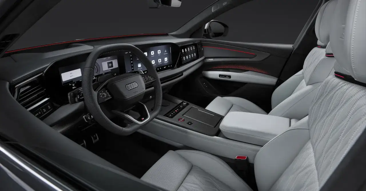 Wnętrze Audi Q9 z nowoczesnymi ekranami i jasną tapicerką. Czekamy na audi q9 cena.