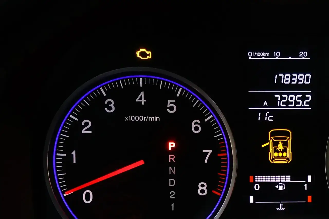 Kontrolka silnika świeci, sugerując problem z filtrem DPF. Czas na wypalanie DPF lub wizytę u mechanika.
