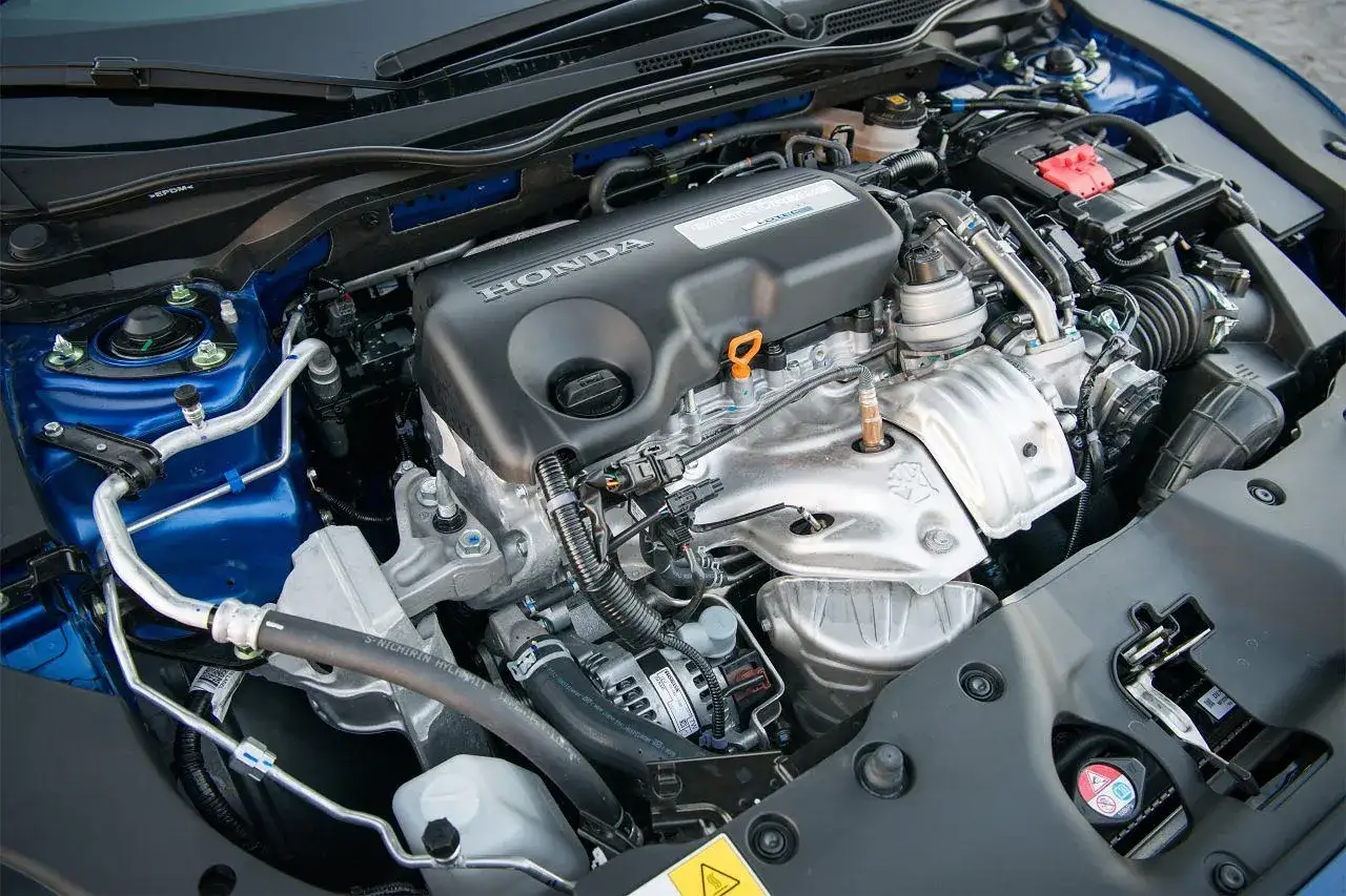 Silnik Hondy z osłoną VTEC. Czy on to diesel? Nie, to benzyna.