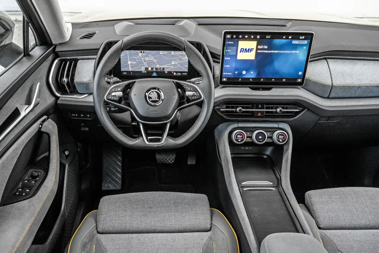 Wnętrze Škoda Kodiaq z nowoczesnym ekranem dotykowym i cyfrowymi zegarami. Sprawdź aktualną skoda kodiaq cena i wyposażenie.