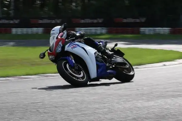 Zdjęcie Honda CBR 1000RR ile do setki - zaskakujące osiągi i przyspieszenie