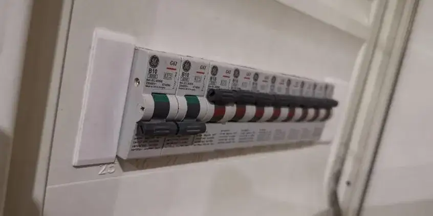 Zdjęcie Jak ładować samochód elektryczny w domu - uniknij wysokich kosztów