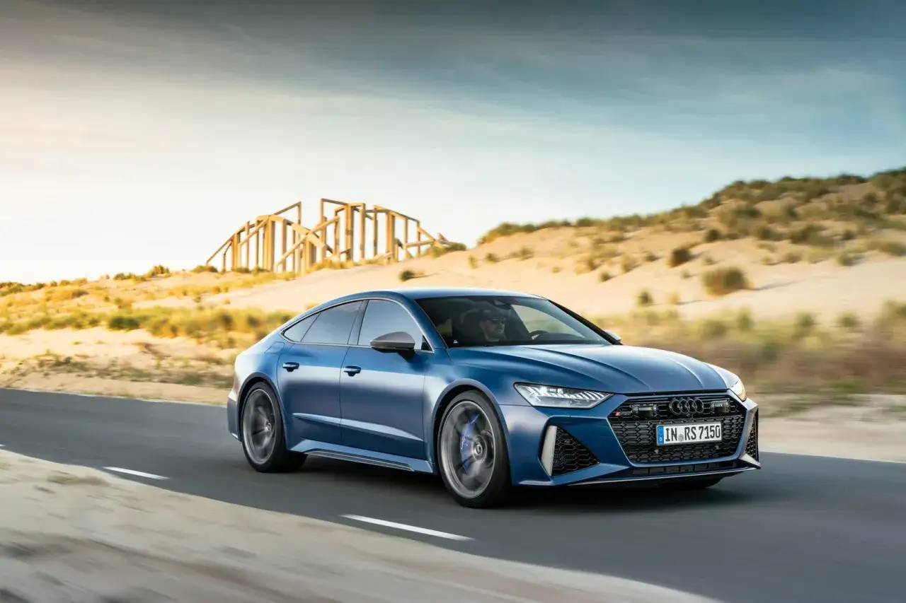 Niebieskie Audi RS7 na drodze, idealne dla szukających informacji o audi rs7 cena.