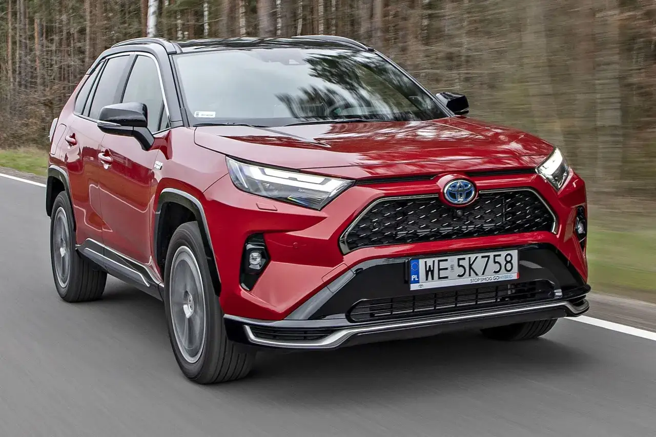 Czerwony Toyota RAV4 2025 na drodze. Sprawdź atrakcyjną toyota rav4 2025 cena i wybierz swój wymarzony SUV.
