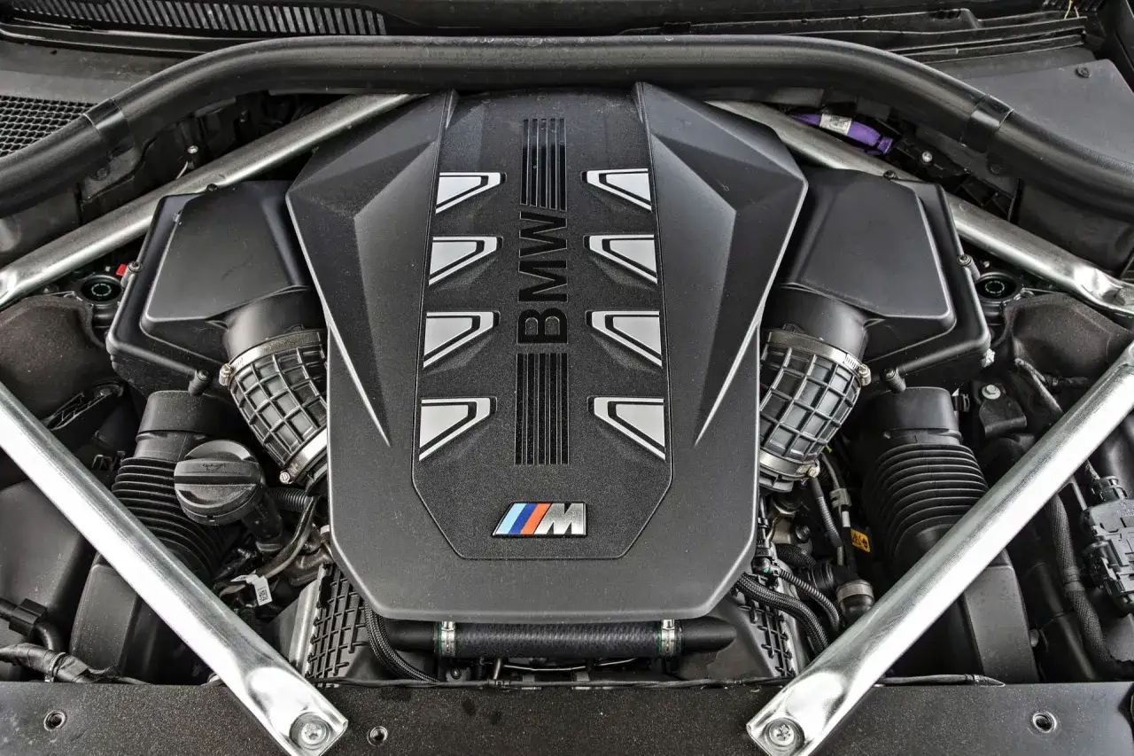 Potężny silnik BMW X7 2024 z emblematem M.