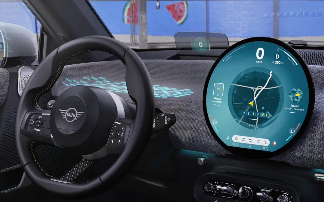 Wnętrze nowego Mini Cooper. Opinie o jego futurystycznym designie są podzielone. Okrągły ekran i HUD robią wrażenie.