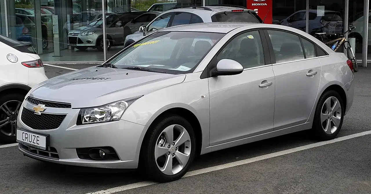 Srebrny Chevrolet Cruze 1.8 benzyna z napisem 