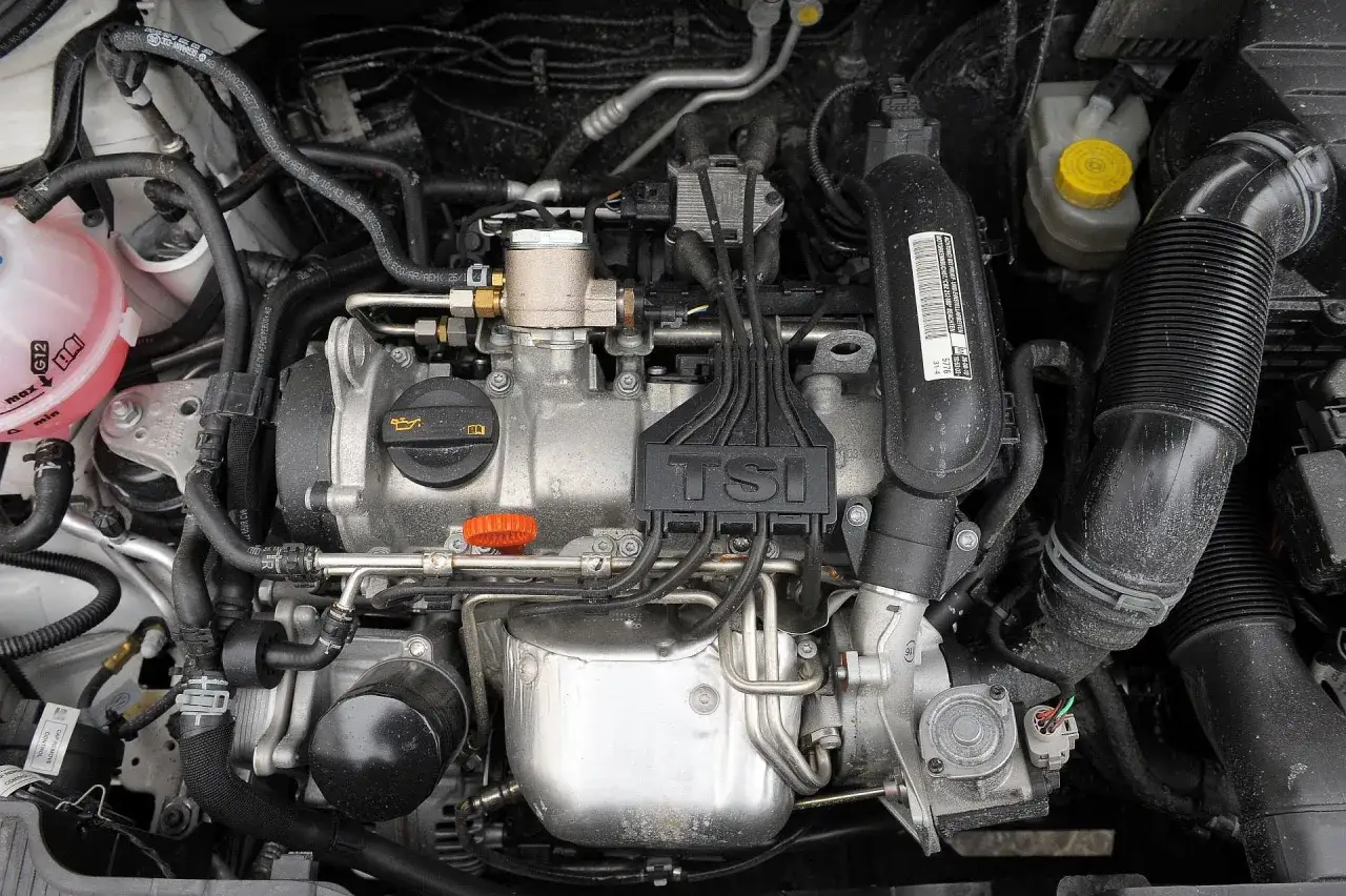 Silnik TSI w Seat Ibiza 1.4 benzyna. Widoczny zbiornik płynu chłodniczego, przewody i elementy osprzętu.