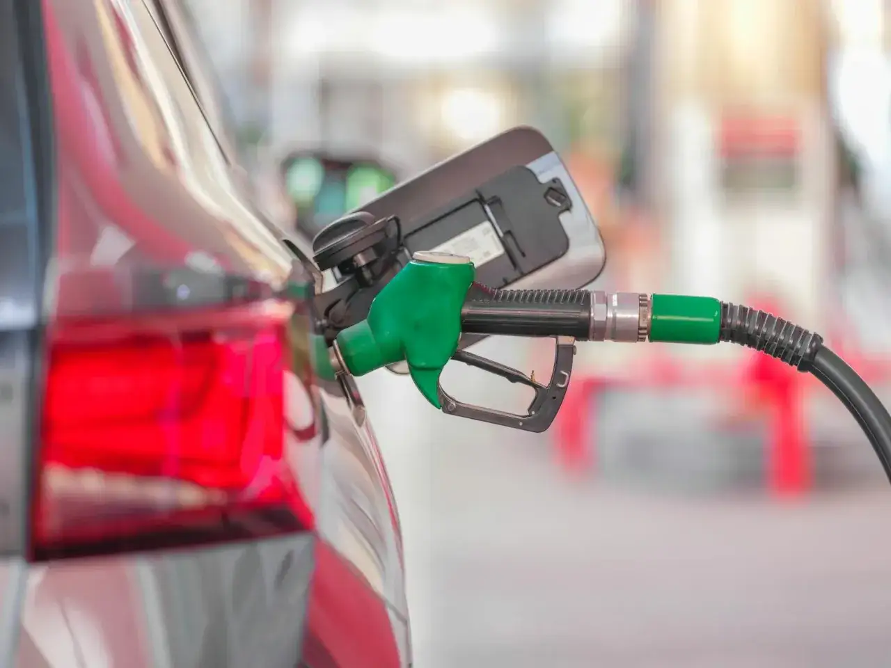 Tankowanie mojego Kia Ceed 1.6 CRDi. Zielona dysza dystrybutora paliwa wlewa płyn do baku.