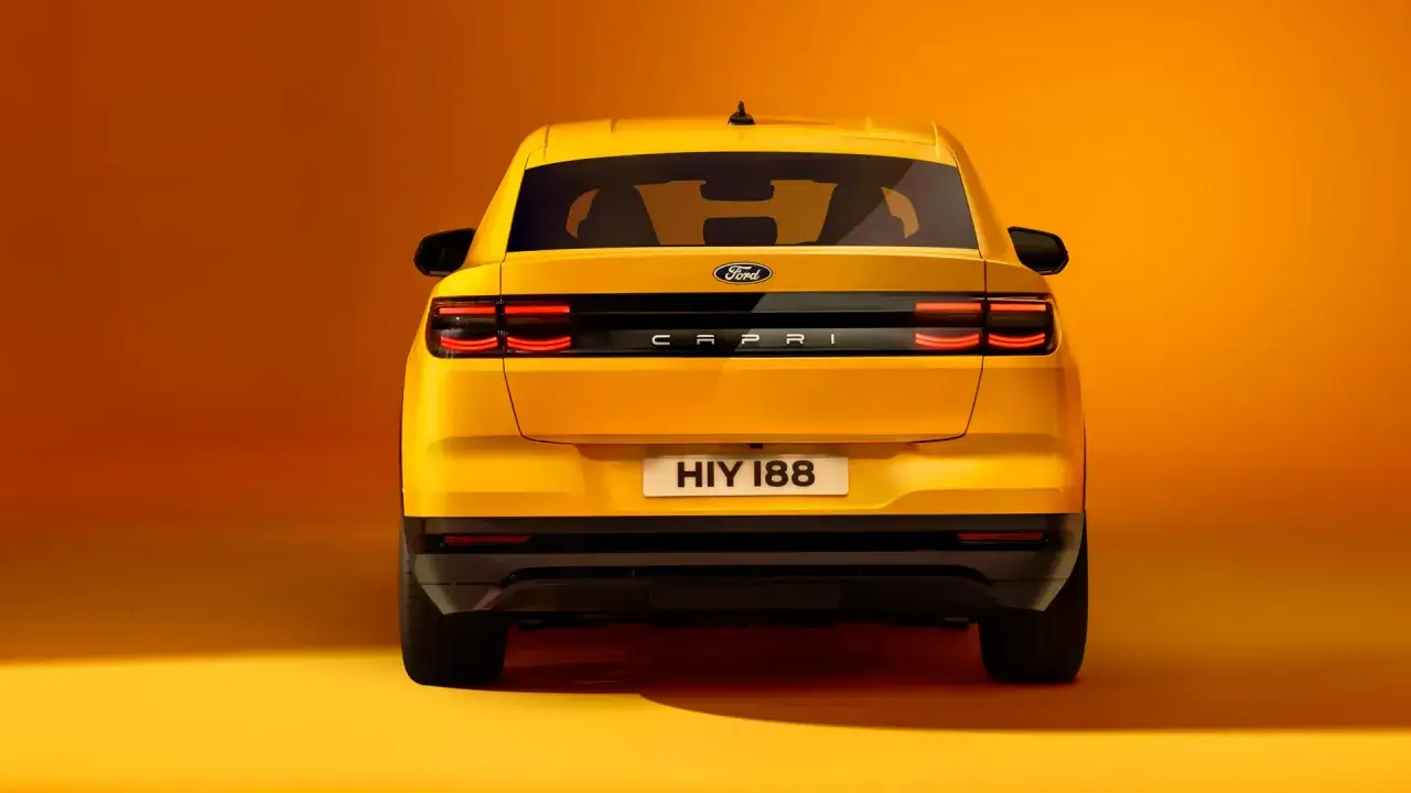 Żółty Ford Capri 2025 z nowoczesnymi światłami i napisem