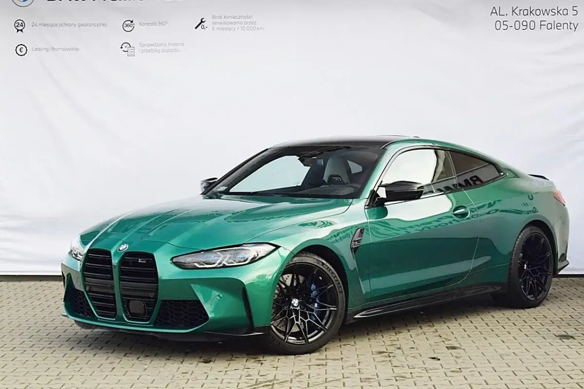 Zielone BMW M4 z czarnym dachem i felgami. Sprawdź aktualną bmw m4 cena i ofertę salonu w Falentach.