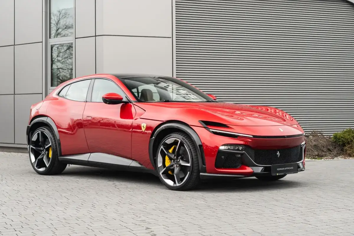 Czerwone Ferrari Purosangue, SUV, który budzi pytania: ile kosztuje Ferrari? Eleganckie linie i sportowy charakter.