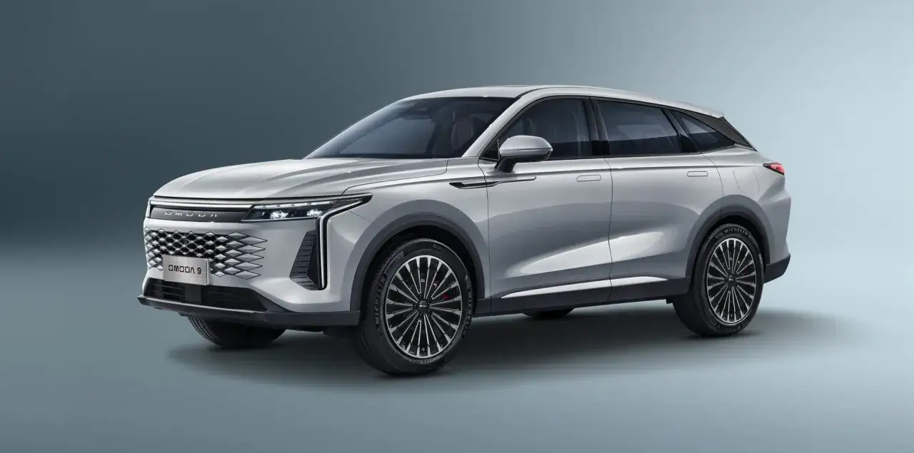 Srebrny SUV Omoda 9 prezentuje swoje eleganckie linie i nowoczesny design. Poznaj jego imponujące omoda 9 wymiary.