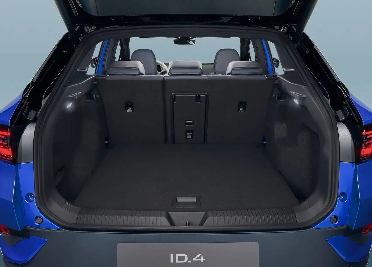 Błękitny VW ID.4 z otwartym bagażnikiem. Wnętrze jest puste, gotowe na bagaże.