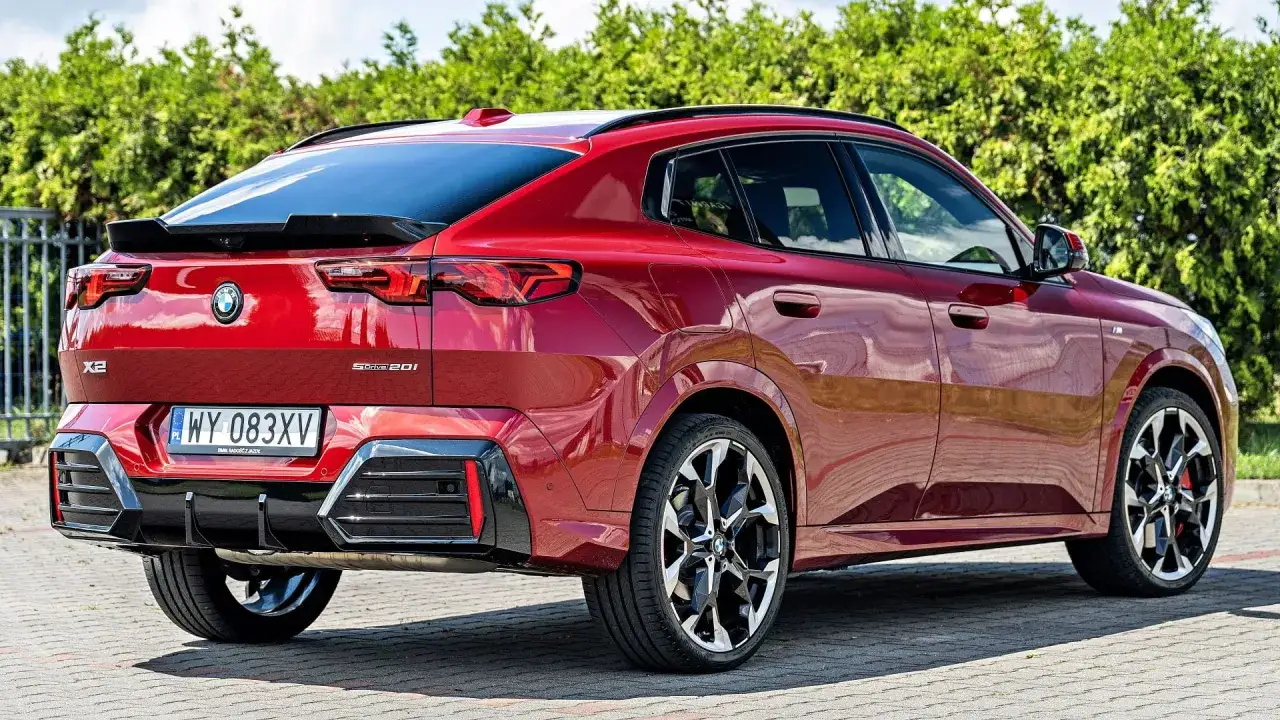 Czerwone BMW X2 sDrive20i z czarnymi akcentami i felgami. Sprawdź aktualną bmw x2 cena.