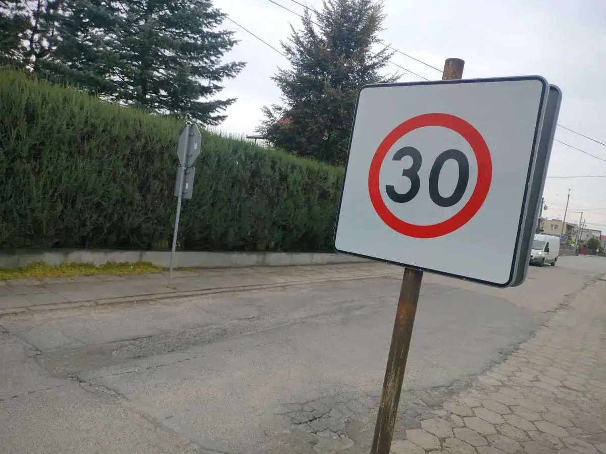Znak ograniczenia prędkości w Polsce: 30 km/h. Uważaj na drodze, bo takie ograniczenia prędkości w Polsce są powszechne.