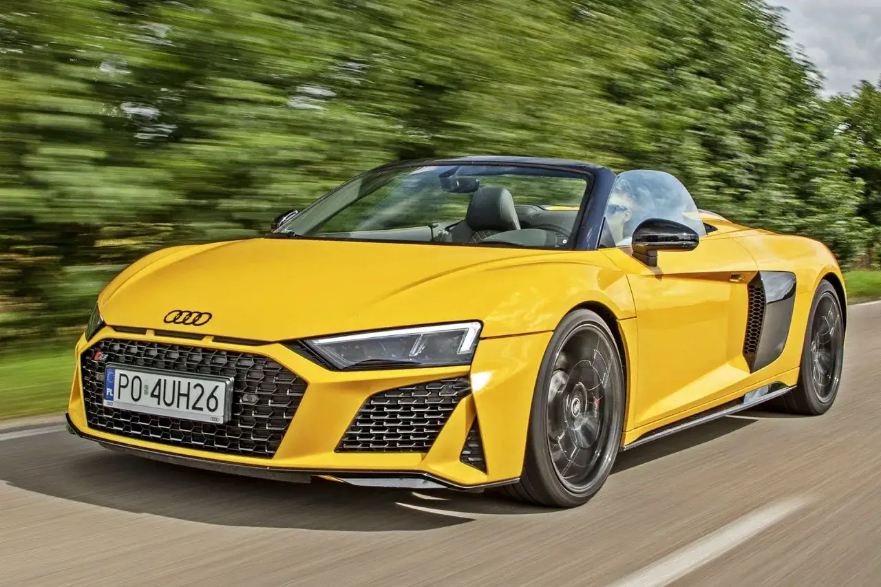 Żółte Audi R8 Spyder w ruchu. Sprawdź aktualną audi r8 cena i poczuj moc!