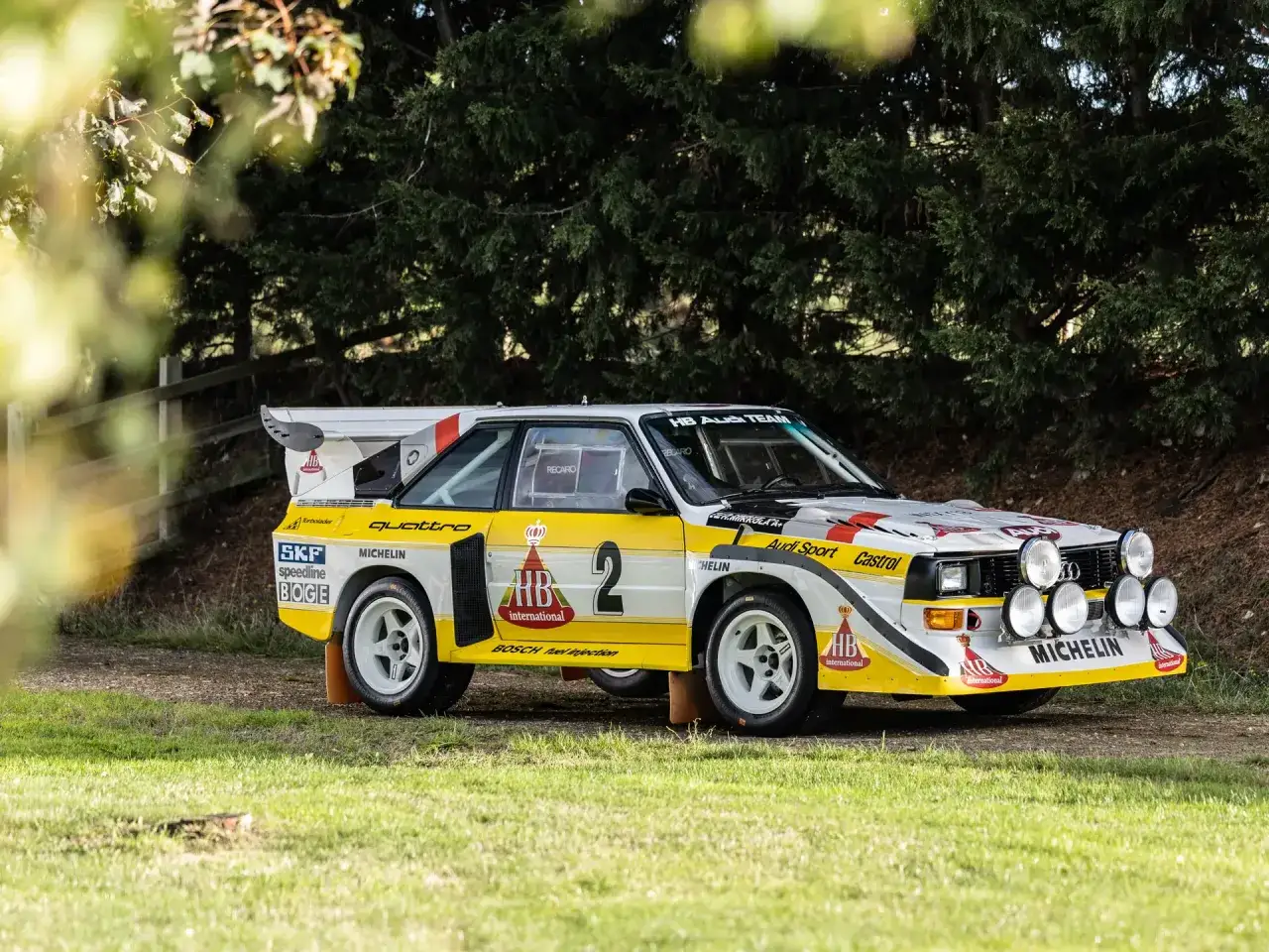 Ikoniczny Audi quattro S1 w barwach rajdowych, gotowy do podboju tras.