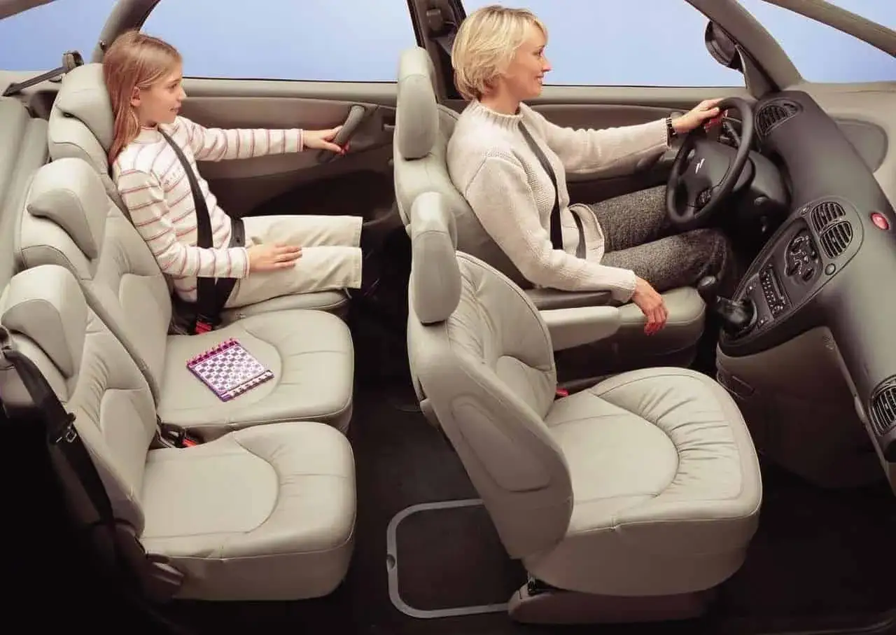 Wnętrze Citroëna Xsara Picasso: kobieta za kierownicą, obok niej dziecko. Jasne, skórzane fotele zapewniają komfort podróży.