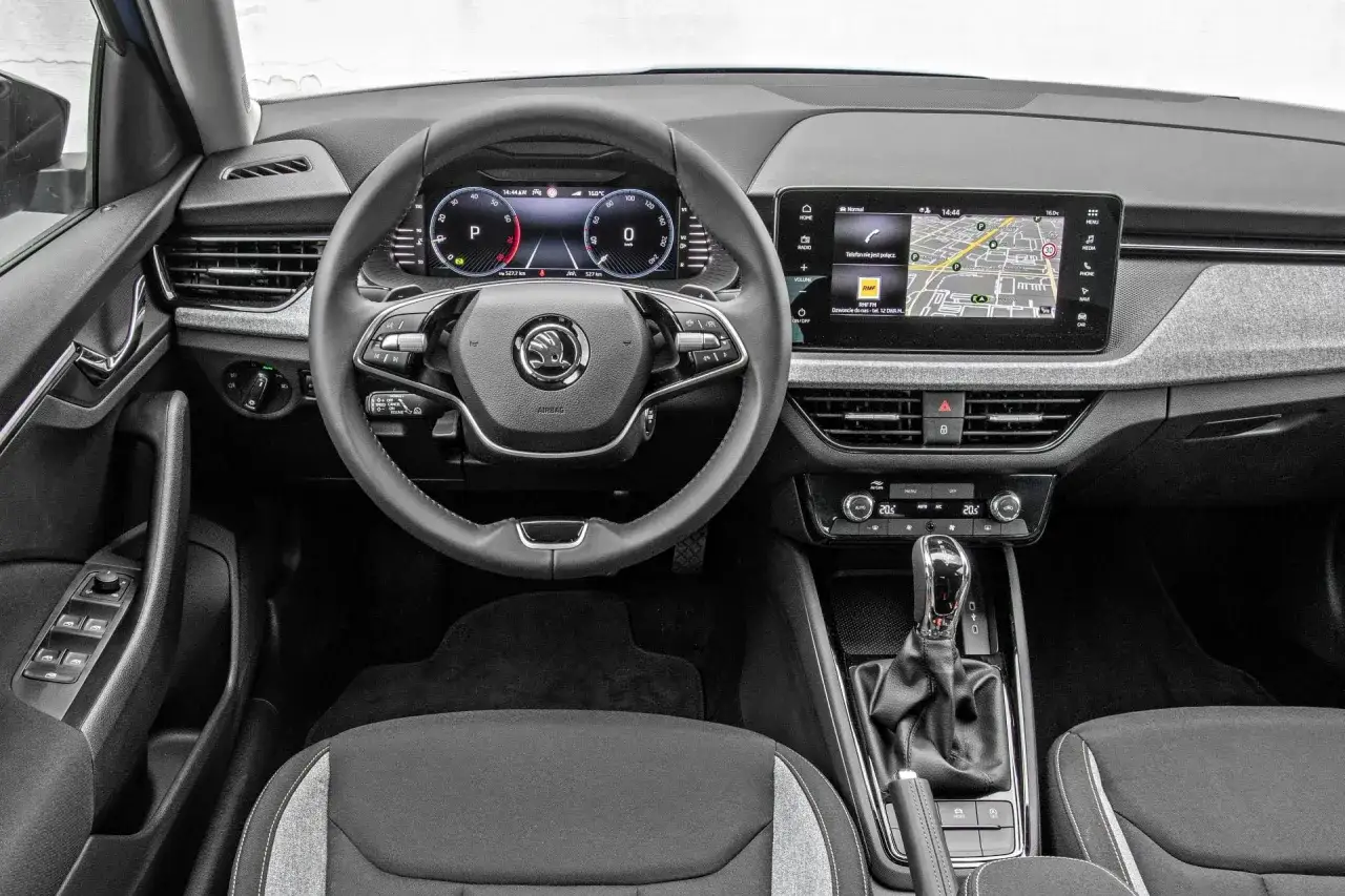 Wnętrze Skody Scala z cyfrowymi zegarami i ekranem multimediów. Sprawdź aktualną skoda scala cena i wyposażenie.