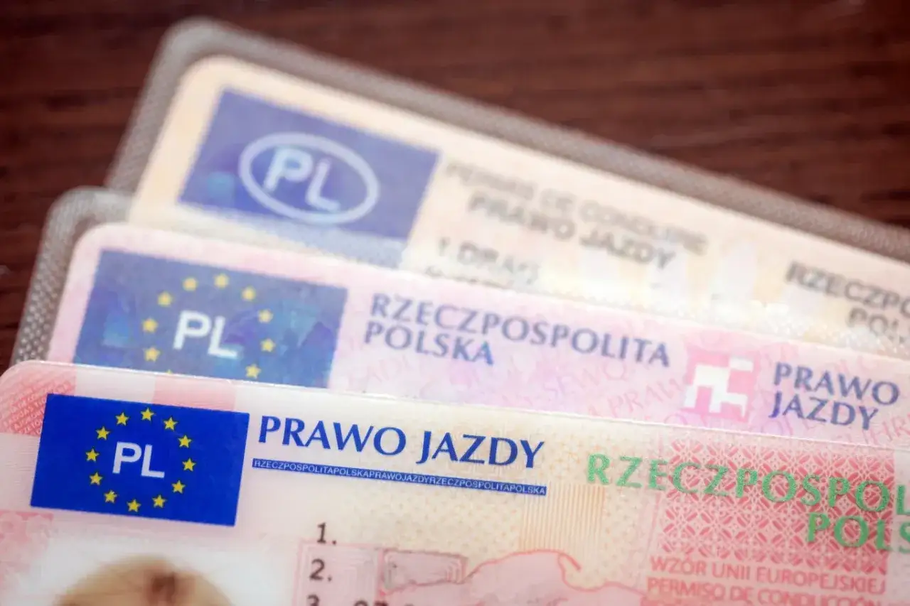 Kategorie prawa jazdy w Polsce. Widoczne fragmenty dokumentów z oznaczeniem 