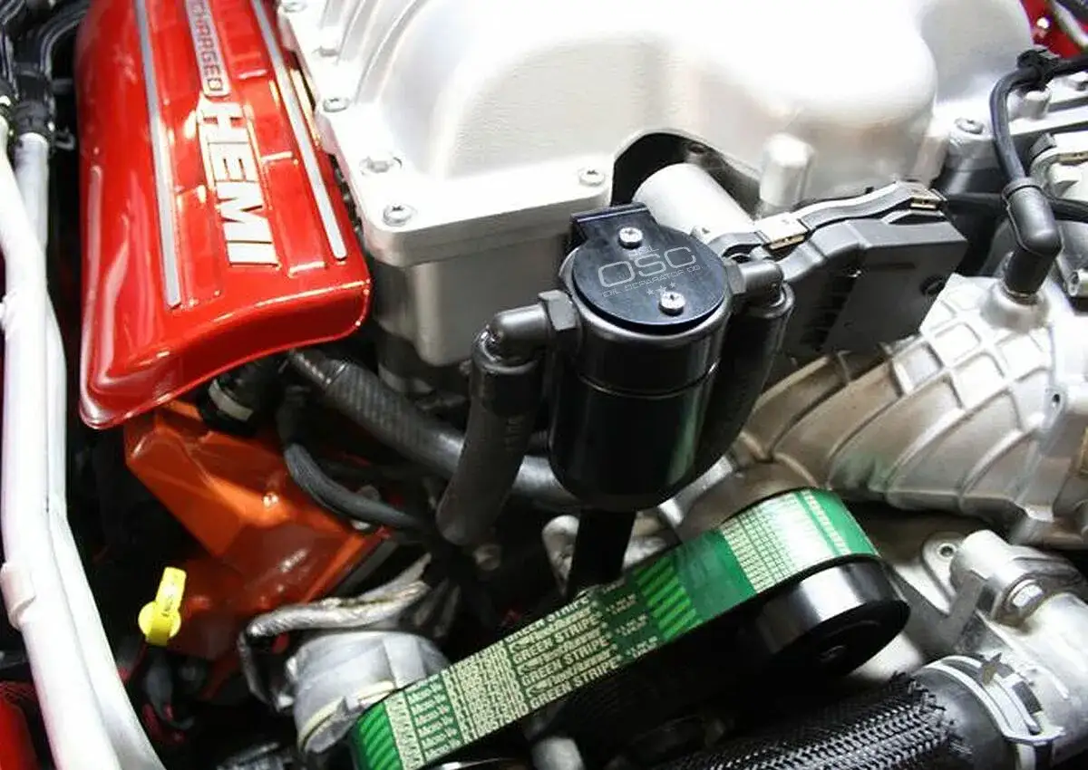 Silnik Dodge Hellcat z czerwonymi pokrywami HEMI i zielonym paskiem napędowym.