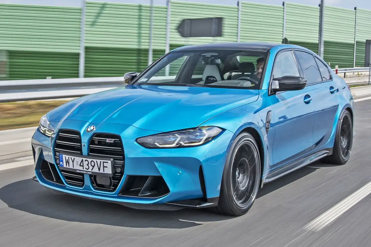 Błękitne BMW M3 na drodze. Sprawdź aktualną bmw m3 cena i poczuj moc!