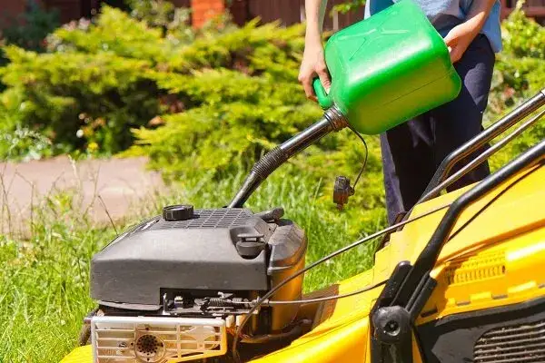 Zdjęcie Jak wymienić olej w kosiarce Honda i uniknąć powszechnych błędów