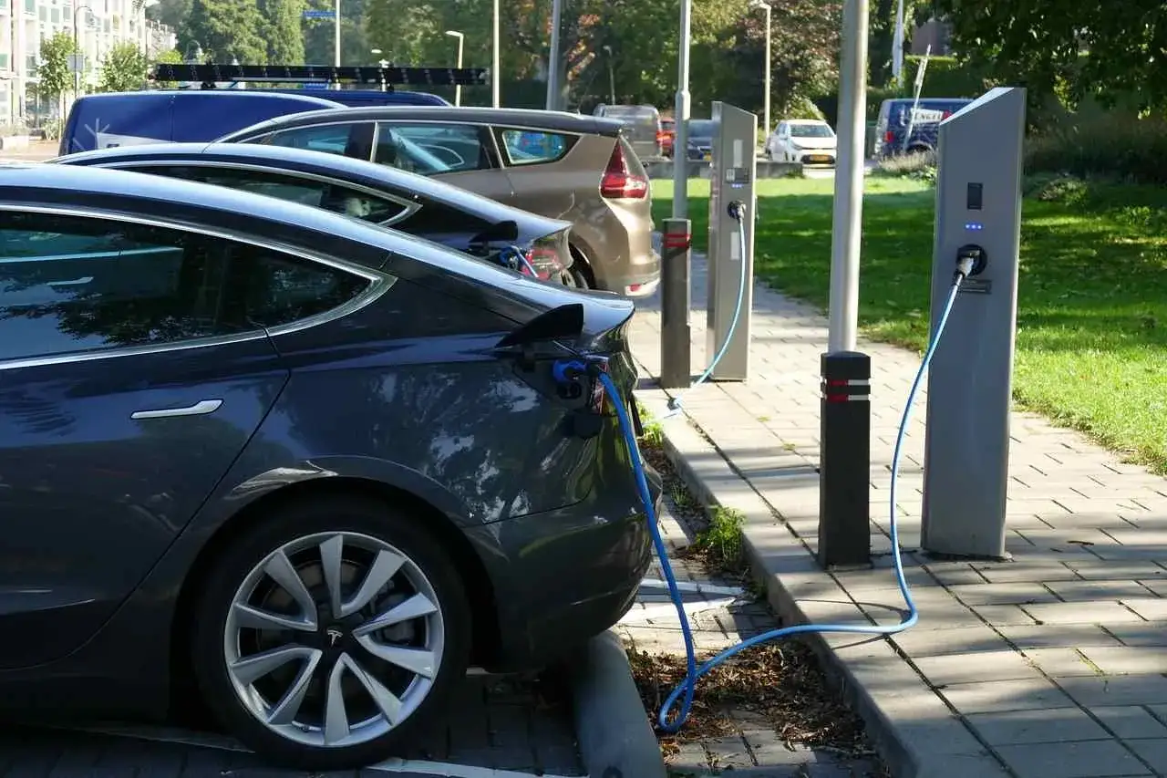 Zdjęcie Samochód elektryczny czy warto? Poznaj wady i zalety zakupu