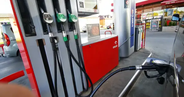 Dystrybutor paliwa na stacji Orlen. Widać pistolety do tankowania, w tym jeden z oznaczeniem E10.