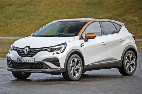 Biały Renault Captur z brązowym dachem i lusterkami. Stylowy crossover, którego renault captur wymiary idealnie pasują do miasta.