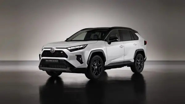 Biała, sportowa Toyota RAV4 Hybrid GR SPORT z czarnym dachem i felgami, prezentująca dynamiczny design.