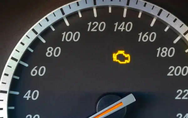 Kontrolka silnika świeci się, sygnalizując potencjalny za wczesny zapłon w dieslu objawy. Czas sprawdzić auto.