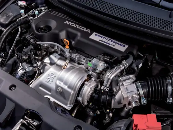 Silnik Honda z technologią Earth Dreams. Czy on to diesel? Skomplikowana konstrukcja z turbosprężarką i licznymi przewodami.