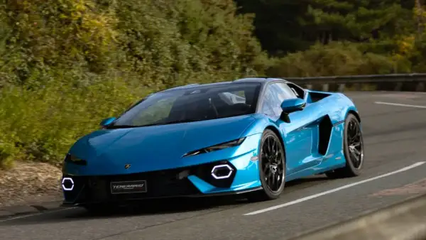 Niebieskie Lamborghini Temerario pędzi po krętej drodze. Zastanawiasz się, ile kosztuje Lamborghini?