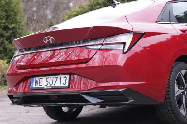 Czerwony Hyundai Elantra 2023 z tyłu, z widocznym napisem "ELANTRA" i tablicą rejestracyjną.
