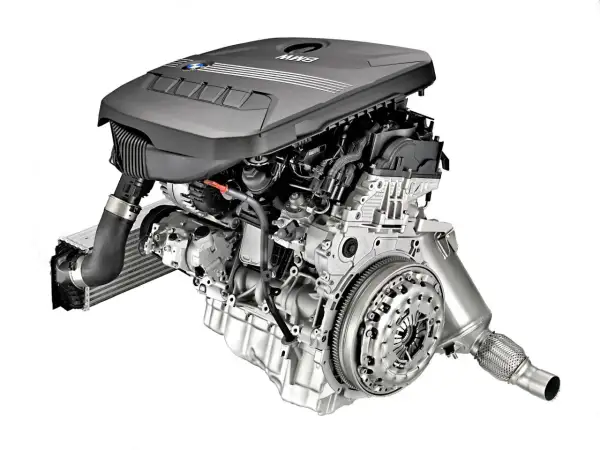 Silnik BMW n47d20c z turbosprężarką i elementami układu napędowego.