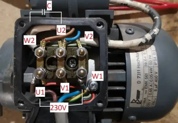Schemat podłączenia silnika 3 fazowego do 230V, pokazujący jak zmienić obroty silnika przez odpowiednie połączenie uzwojeń U1, V1, W1 i U2, V2, W2 z kondensatorem C.